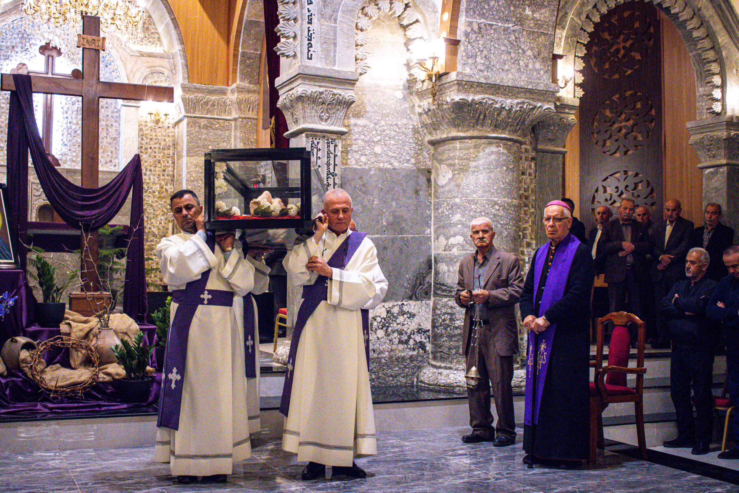 sos-chretiens-orient-irak-eglise-chaldéenne-saint-georges-teleskuf-office-du-vendredi-saint-funerailles-du-christ