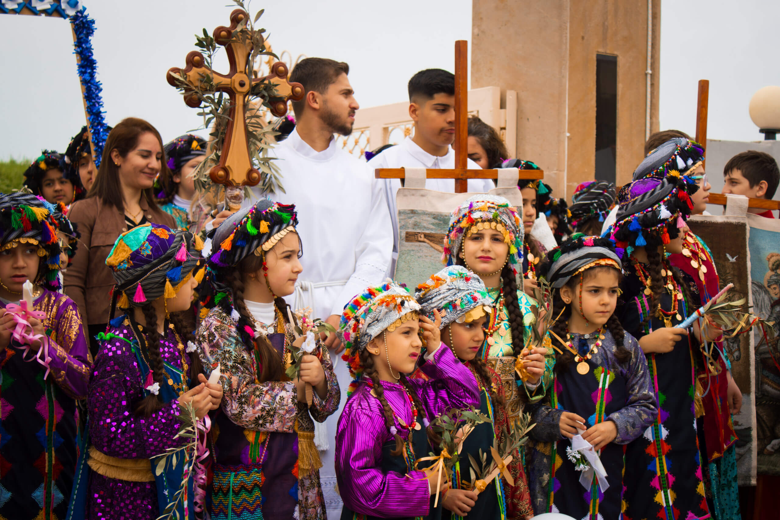 sos-chretiens-orient-irak-volontaires-et-enfants-irakiens-dimanche-des-rameaux-teleskuf-plaine-de-ninive-semaine-sainte