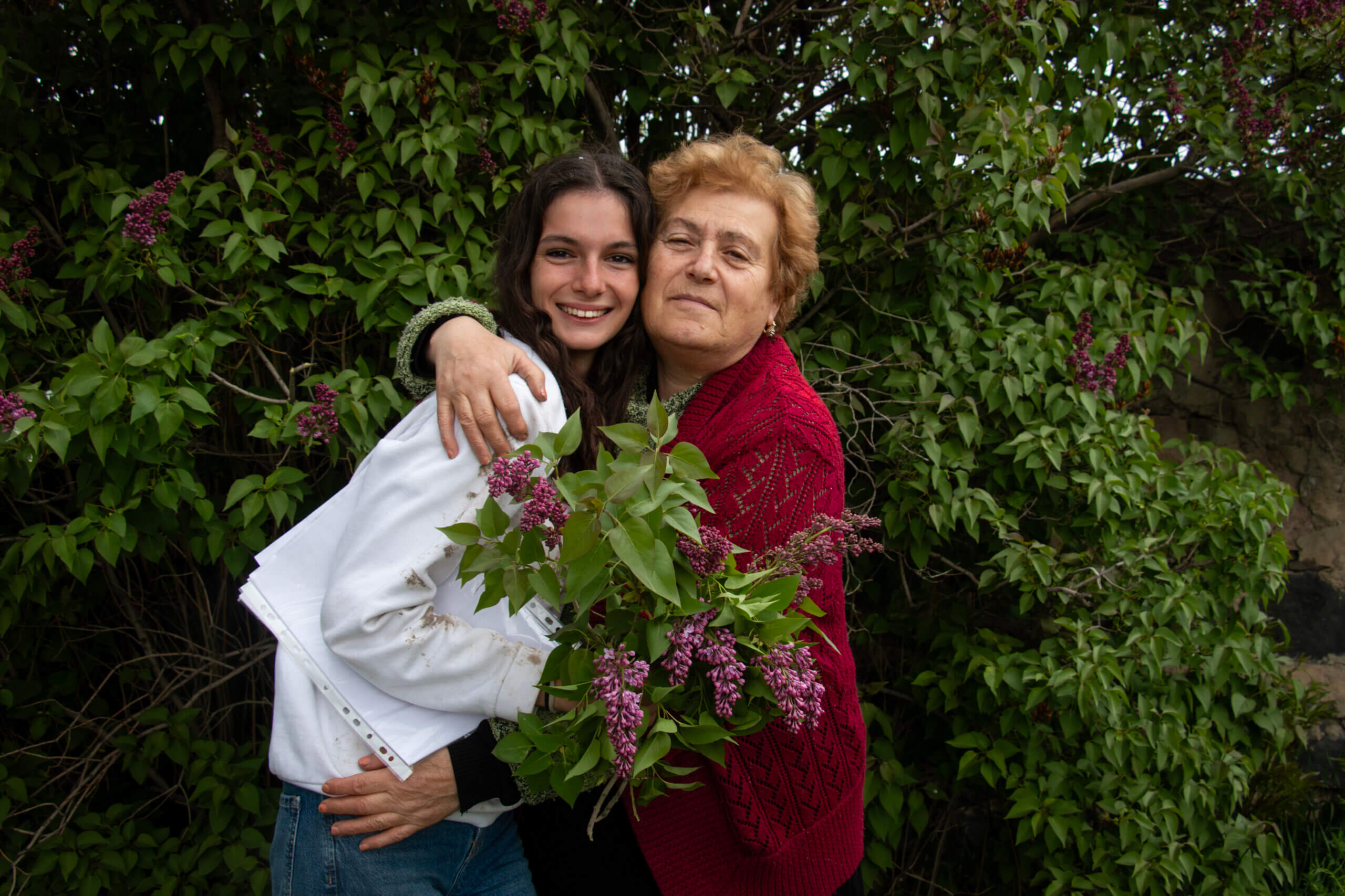 sos-chretiens-orient-armenie-armenienne-et-volontaire-donation-de-pommes-de-terre