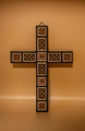 Croix en marqueterie